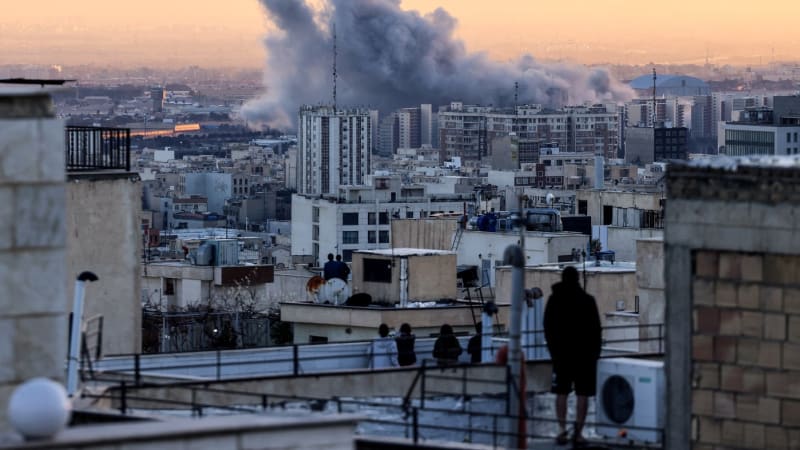 Válka v Íránu ovlivní i Česko: Expert očekává růst cen energií, hrozbě terorismu ale nevěří