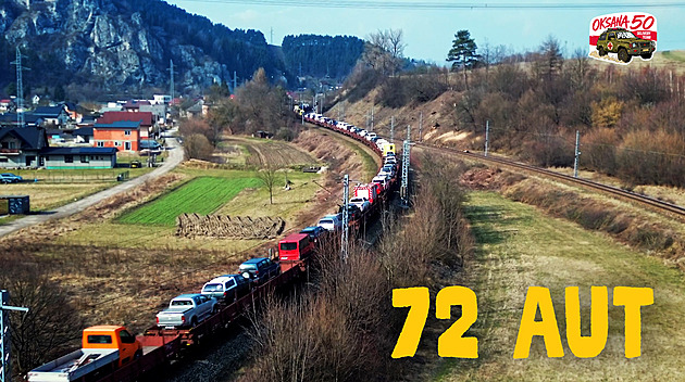 VIDEO: Měsíce příprav, půlkilometrový vlak. Jak Češi dovezli na Ukrajinu 72 aut