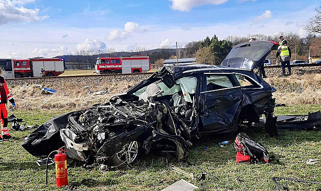Auto vjelo na přejezd, srážka s vlakem ho odmrštila do pole. Dva zranění