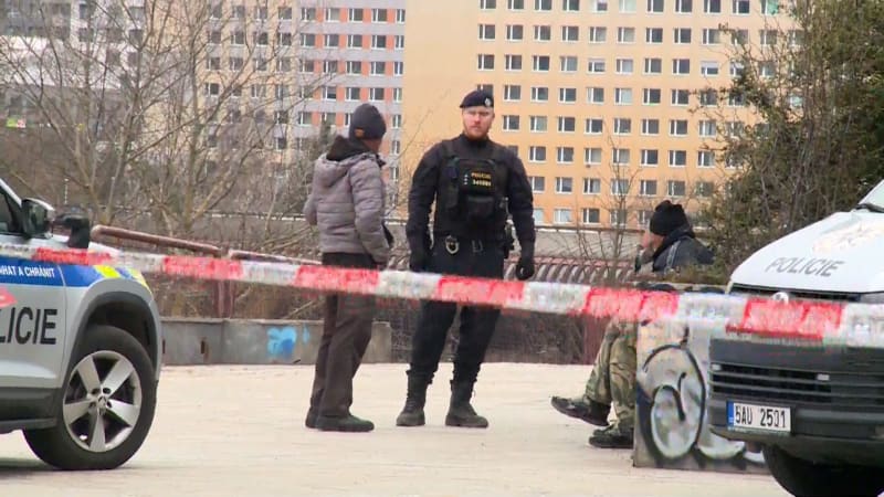 Drsné pobodání u metra v Praze: Útočník trefil hrudník. Policie zadržela silně opilou trojici