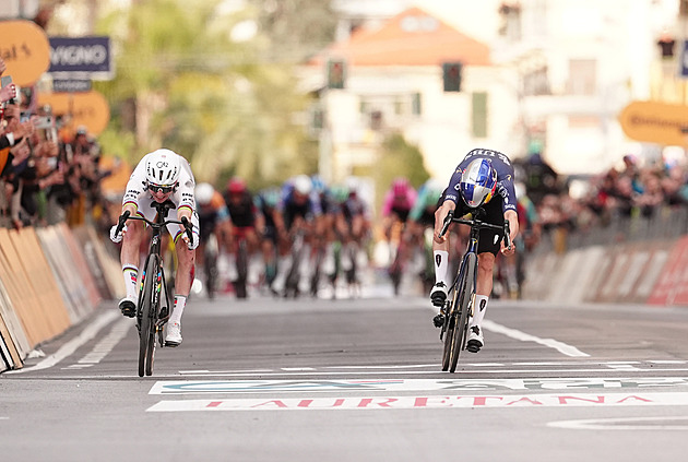 Ani pád ho nezastavil. Pogačar konečně vítězí na San Remu, v cíli udolal Pidcocka