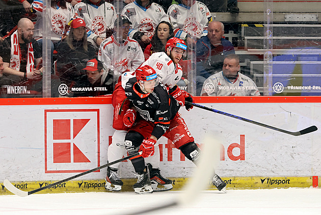 Mečboly se nekonají. Liberec přehrál Vary, Třinec doma nestačil na Hradec
