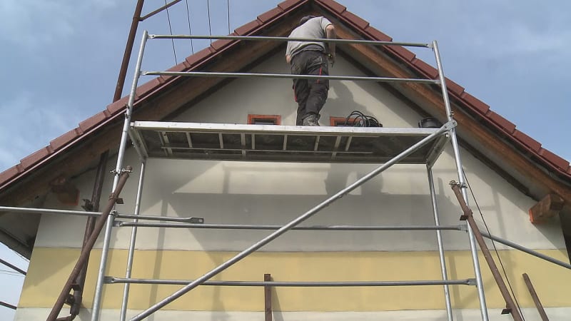 Dopad války v Íránu: Ceny stavebních materiálů letí vzhůru, řemeslníci ztrácí klienty