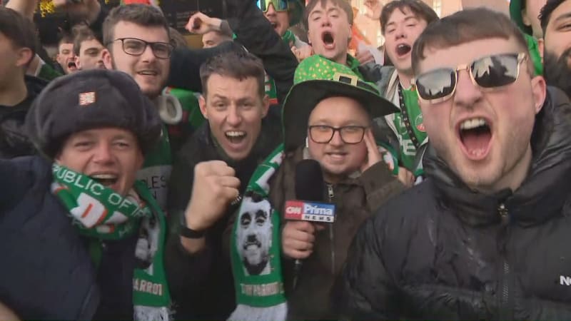 Divocí irští fanoušci obklíčili reportéra CNN Prima NEWS. Polili ho pivem, přesto vstup zvládl