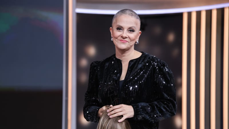 Bojuju o čas, přiznává Laďka Něrgešová. Popsala svou léčbu i „helmičku“, kterou nesundává