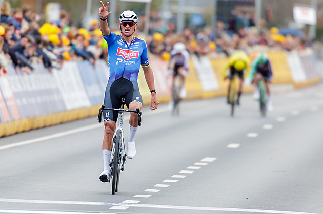 Bizarní dojezd E3. Skupina skvěle dotáhla Van der Poela, pak mu darovala výhru