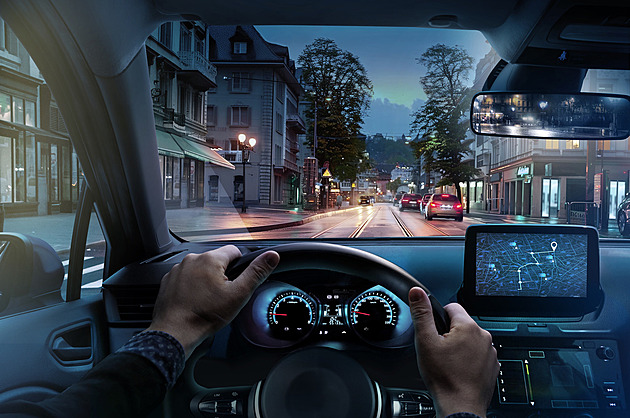 Jak moderní auta mění nároky na zrak: Proč v noci hůř vidíte?