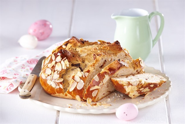 Zapomeňte na tuhé a suché těsto. Upečte si letos nadýchaný mazanec podle Josefa Maršálka