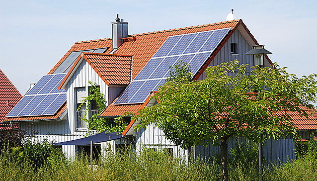 Stín na střeše jako neviditelný zloděj úspor. Na co si dát pozor při plánování fotovoltaiky?