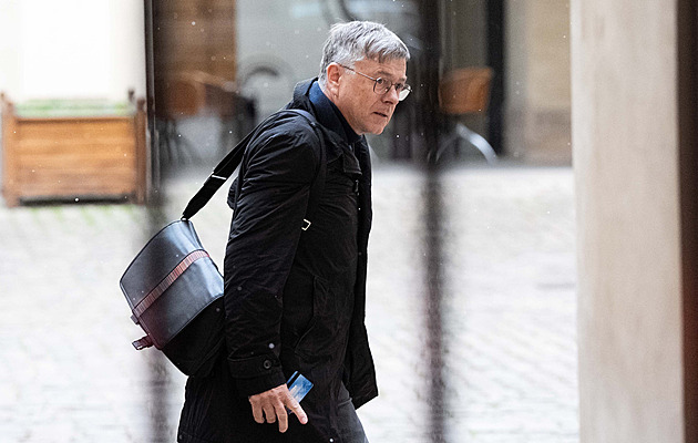 Ředitel ČT Chudárek jednal s ministrem Klempířem hodinu, odjel beze slova