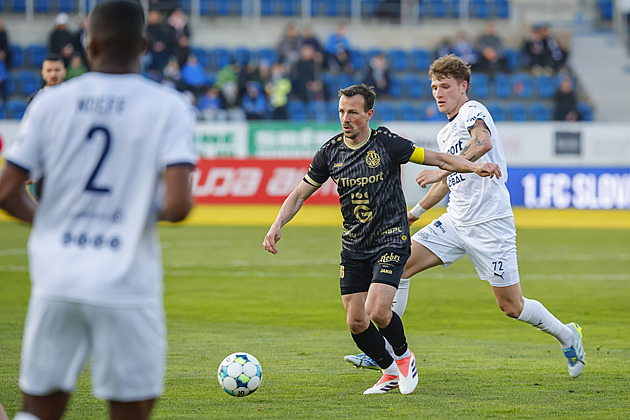 Slovácko - Hradec Kr. 1:3, hosté po otočce drží šestku, dvakrát pálil Mihálik