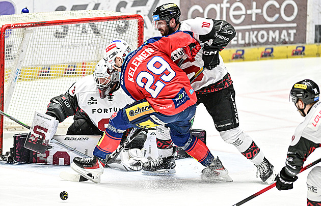ONLINE: Pardubice srovnávají se Spartou. Třinec udolal Vary a je ve finále