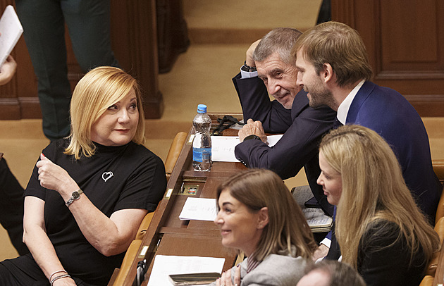 Schillerová hájí regulaci cen paliv. Jako „socik“ osmdesátých let, říká Rakušan