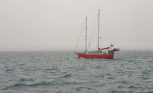 Čeští polárníci prodávají svou plachetnici. Ani po milionové slevě ji nikdo nechce