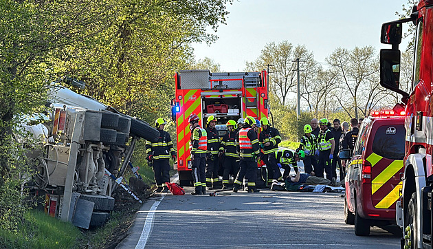 V Cholupicích se převrátil domíchávač s betonem, zraněného řidiče museli vyprostit