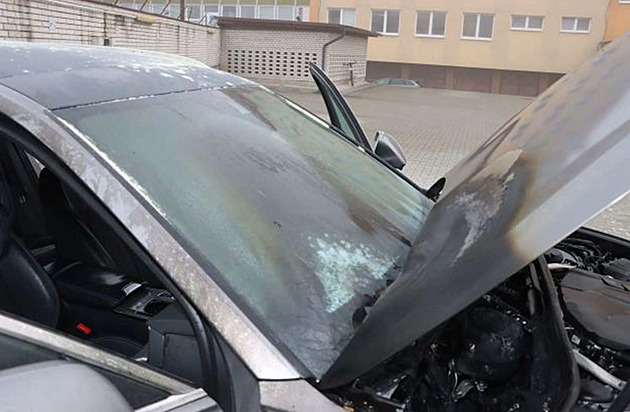 Muž na policejním parkovišti zapálil zadržené auto, chtěl tím zahladit stopy