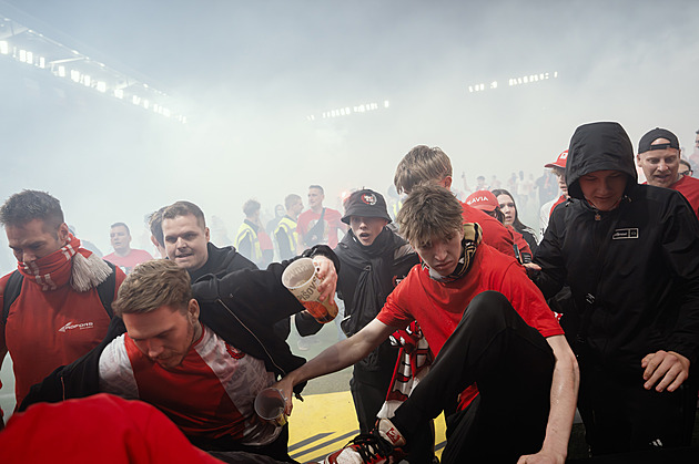Přihlaste se, vyzývá policie fanoušky, kteří
vtrhli na hřiště. Už zahájila trestní řízení