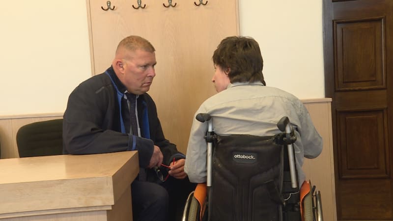 Vozíčkář lstí přiměl seniora odjet do Afriky a obral ho o byt. Soud rozhodl o jeho trestu