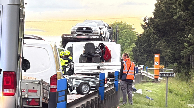 Dodávka srazila lidi měnící kolo, dálnice D11 ve směru na Prahu stojí