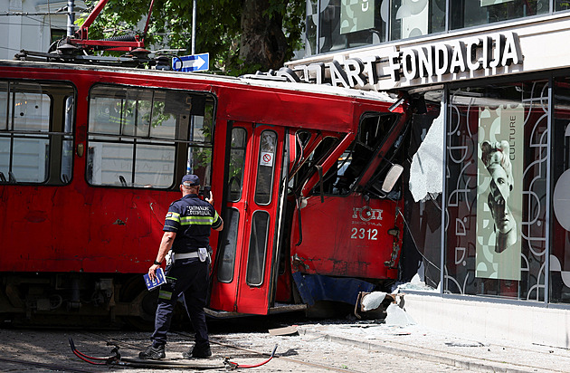 Vážná nehoda československé tramvaje v Bělehradě. Vykolejila a vjela do výlohy