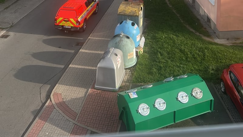 Výbuch v panelovém domě v Toužimi: V akci jsou záchranné složky, na místo míří pyrotechnik 