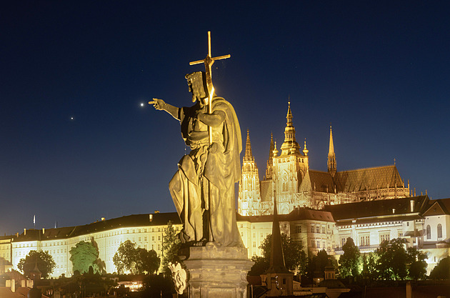 Venuše a Jupiter nad Prahou. Unikátní snímek zachytil nebeské setkání