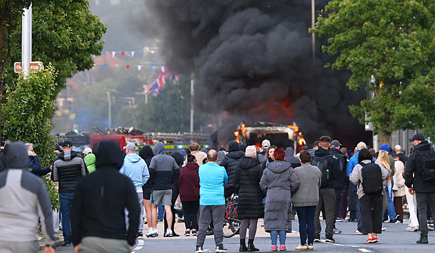 Vodní děla, útoky na migranty. Belfast zažil po hrůzném činu další noc nepokojů