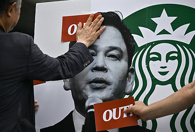 Den pro tank, nebo pro pohárek? Starbucks v Koreji žehlí marketingovou pohromu
