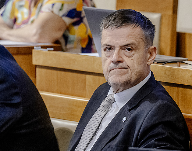 Nelze rozhodovat o konci života podle jednoho návrhu zákona, kritizuje senátor