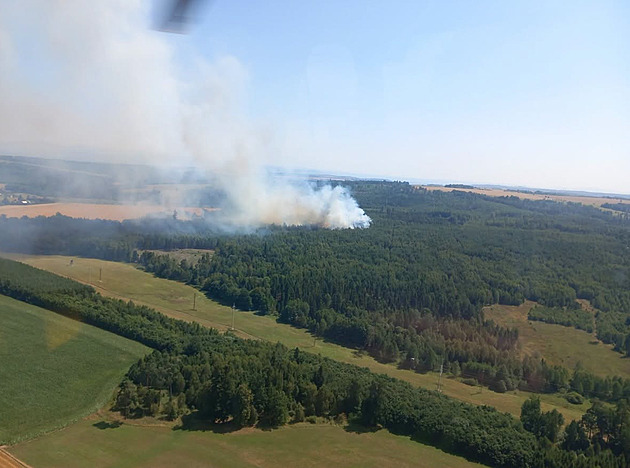 Hasiči po 22 hodinách lokalizovali požár lesa na Opavsku. Pokračuje dohašování skrytých ohnisek