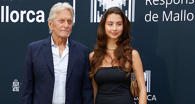 Michael Douglas se pochlubil jedinou dcerou. Carys vyrostla do krásy