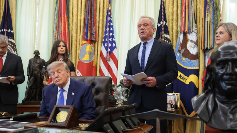 Spal Trump v Oválné pracovně, nebo jen zavřel oči? Video „Sleepy Dona“ baví sociální sítě