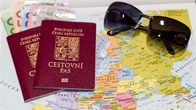 Na světě jsou tři lidé, kteří nepotřebují pas a cestují všude volně. Kdo to je?