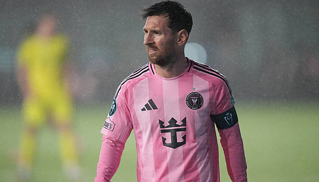 Nejdřív emotivní gól, pak plácnutí soupeře. Messi vyfasoval pokutu od disciplinárky