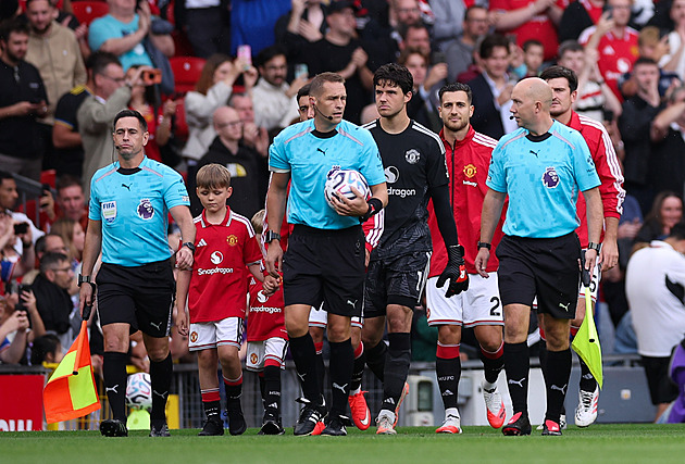 Silný moment na Old Trafford. Synové zesnulého policisty přivedli hráče United