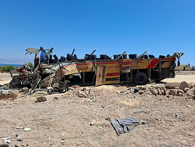V Egyptě havaroval autobus. Skončil s urvanou střechou a mnoha mrtvými