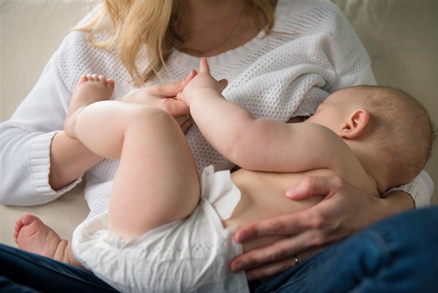 Porodních asistentek je málo, nemocnice nestíhají domácí návštěvy