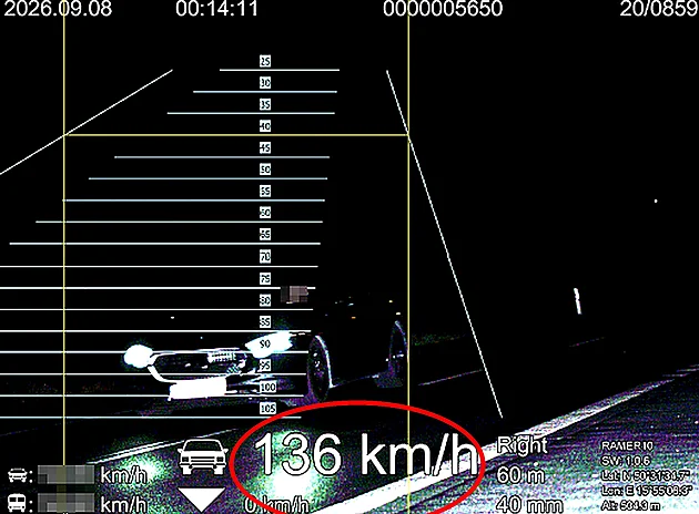 Cizinec se řítil obcí na Trutnovsku rychlostí 136 km/h, přišel o řidičák. A nebyl sám