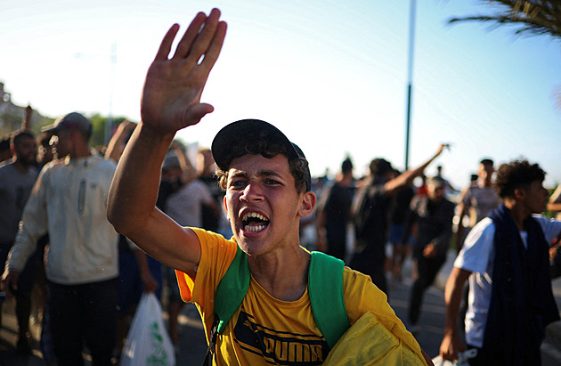Ceuta se potýká s dvěma tisíci nezletilých migrantů, kterých se nemůže jen tak zbavit