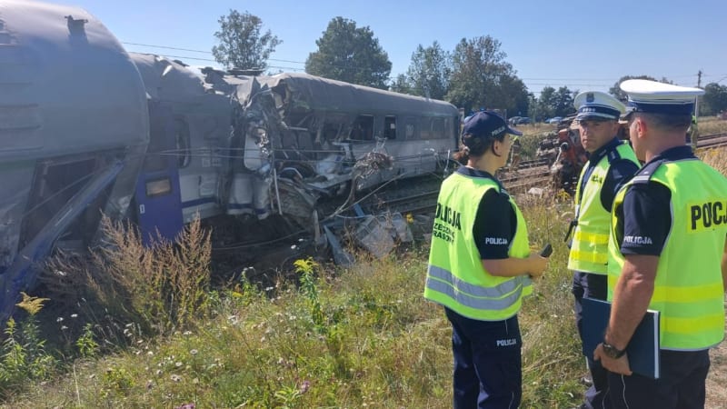 Vlak v Polsku se převrátil po střetu s kamionem. Jeden mrtvý, přes dvacet zraněných