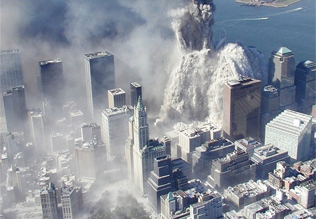 Ustrnulý Bush, zasypaný Manhattan, hasiči hrdinové. Snímky z 11. září stále šokují