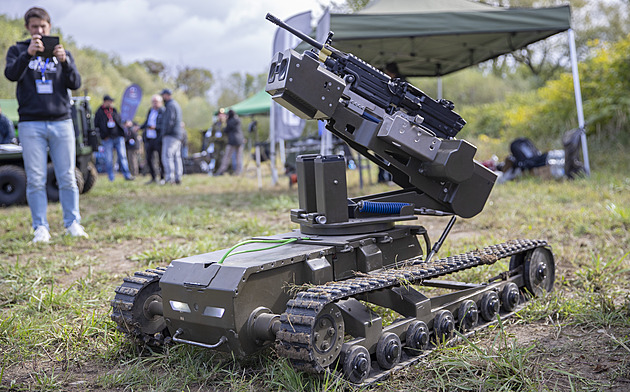 Robotičtí psi i autonomní vozítka. Armádním polygonem se proháněly drony