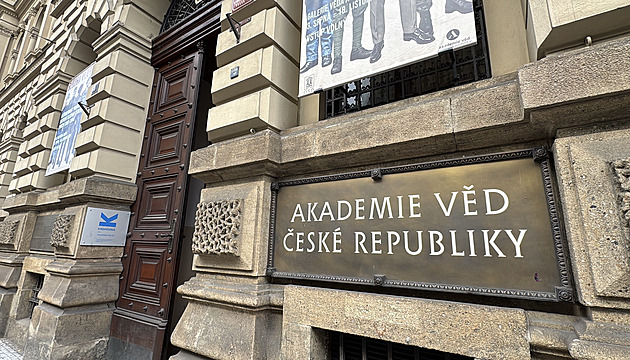 Policisté si z pracovišť Akademie věd odnesli dokumenty. Nyní je prošetřují