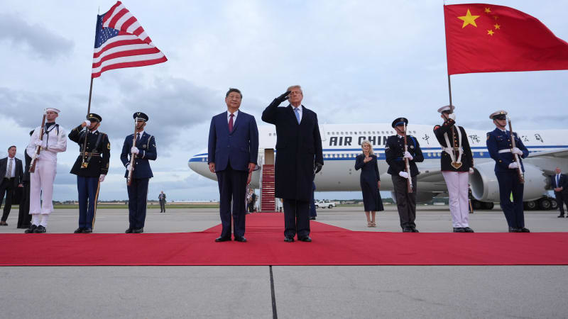 Ukázka síly se zvrtla. Trumpa vylekal vlastní bombardér, jeho úšklebek zachytily kamery