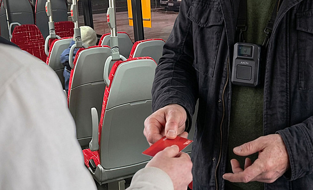 Nejen černí pasažéři, ale i opilci. Revizory budou nově jistit také kamery