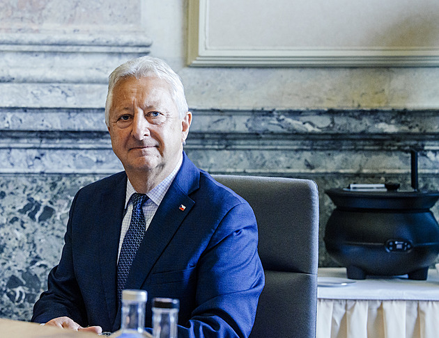 Ministerstvo zrušilo zakázku na obrněná vozidla. Vysvětlete to, reaguje Černochová