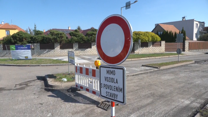 Šílenou jízdu autobusu v Telči zachytily kamery. Řidič najel do staveniště i s cestujícími