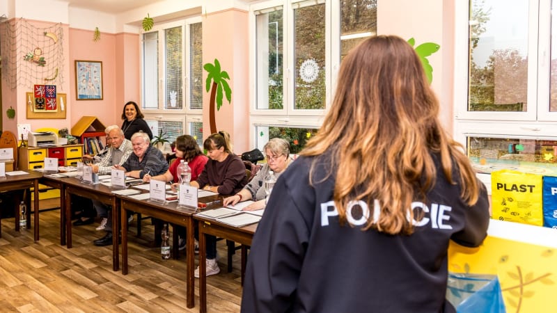 Volby ON-LINE: Vlajku v Zábřehu ukradli před zraky komise. V Brně řádil záchodový fantom