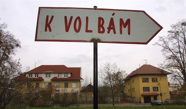 Výrostci v Zábřehu ukradli vlajku u volební místnosti. Dostihla je kolemjdoucí