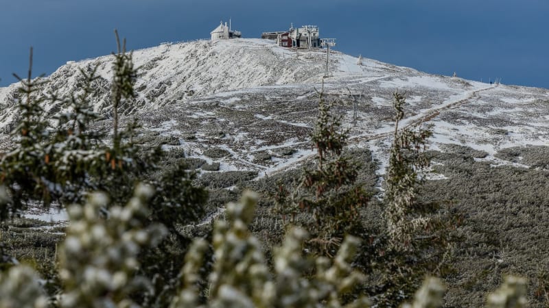 Do Česka dorazil sníh, někde teploty klesly pod nulu. Napadnout může až několik centimetrů